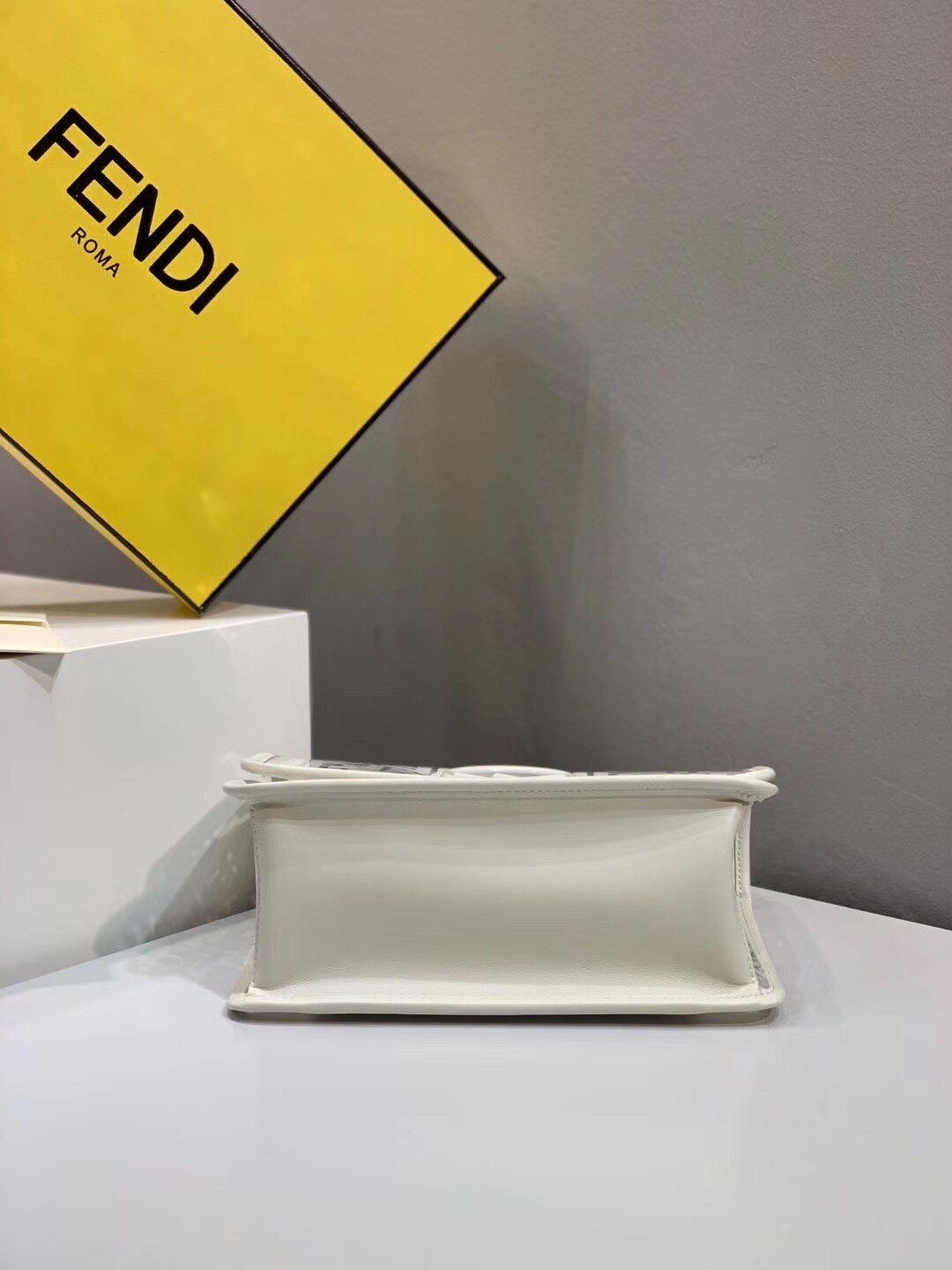 F**di white kan i f bag in transparent pu