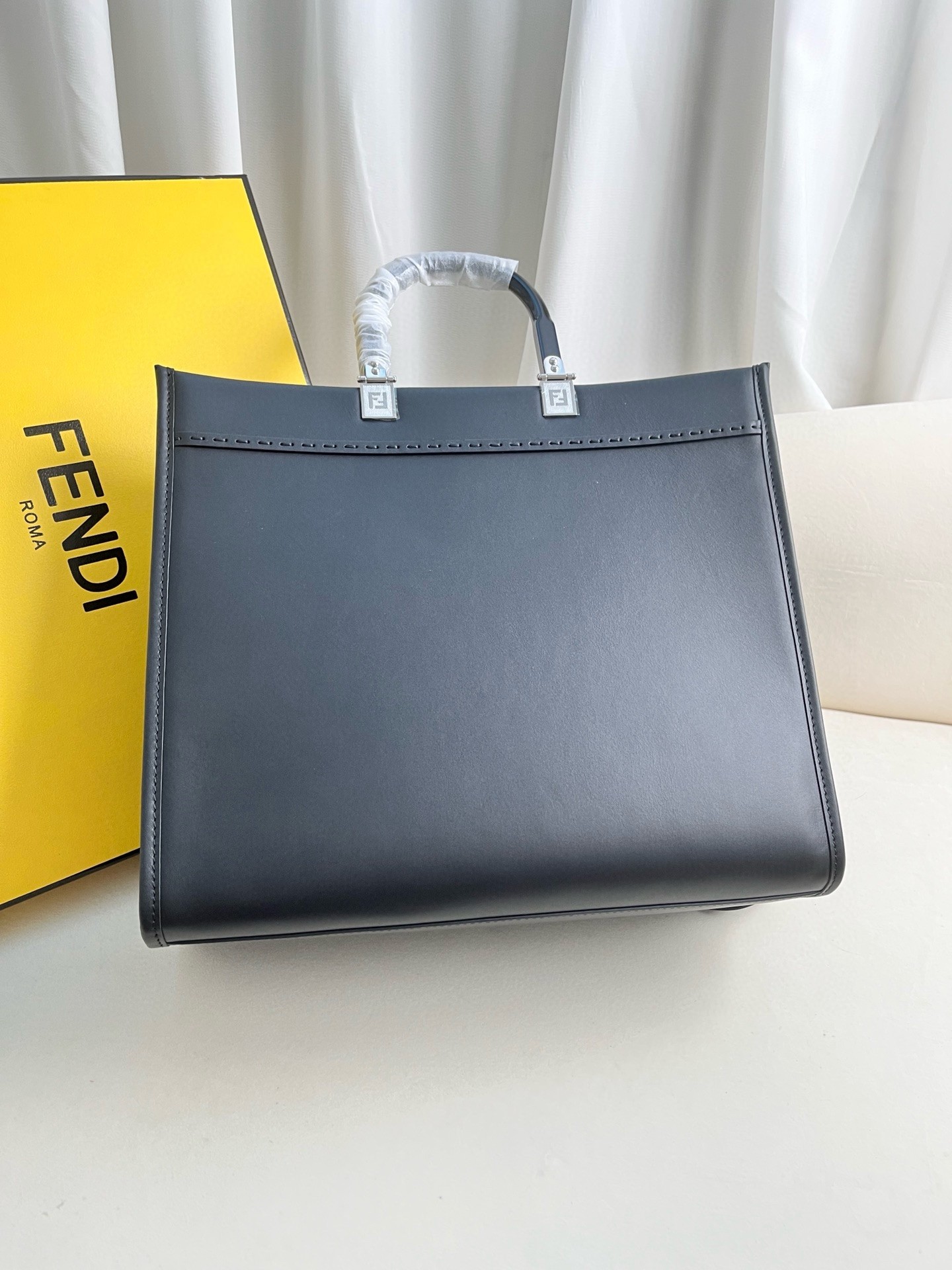 F**di sunshine medium tote bag in noir calfskin