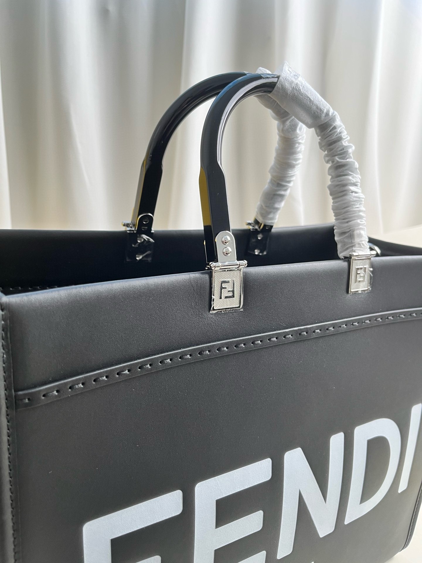 F**di sunshine medium tote bag in noir calfskin