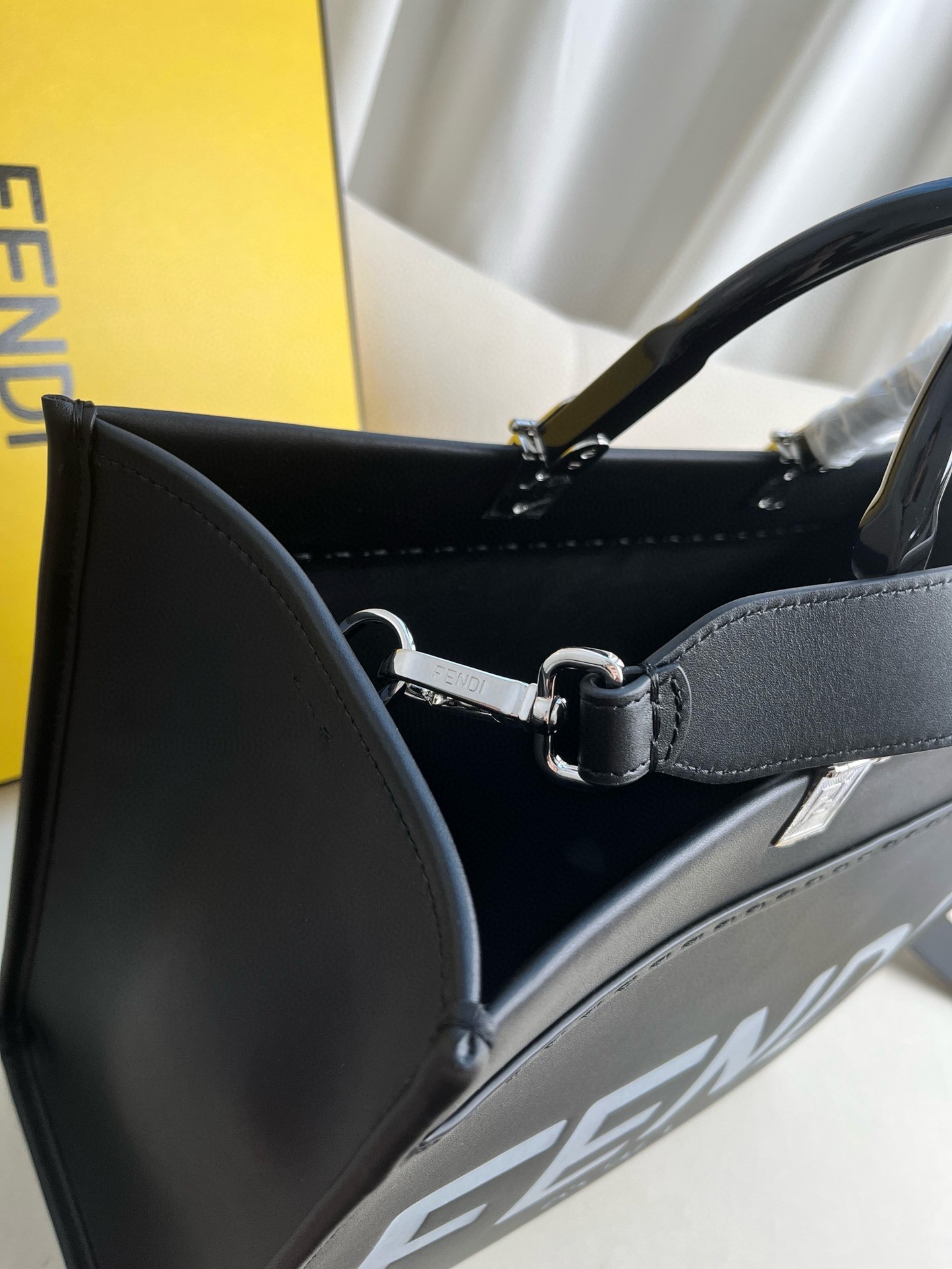F**di sunshine medium tote bag in noir calfskin