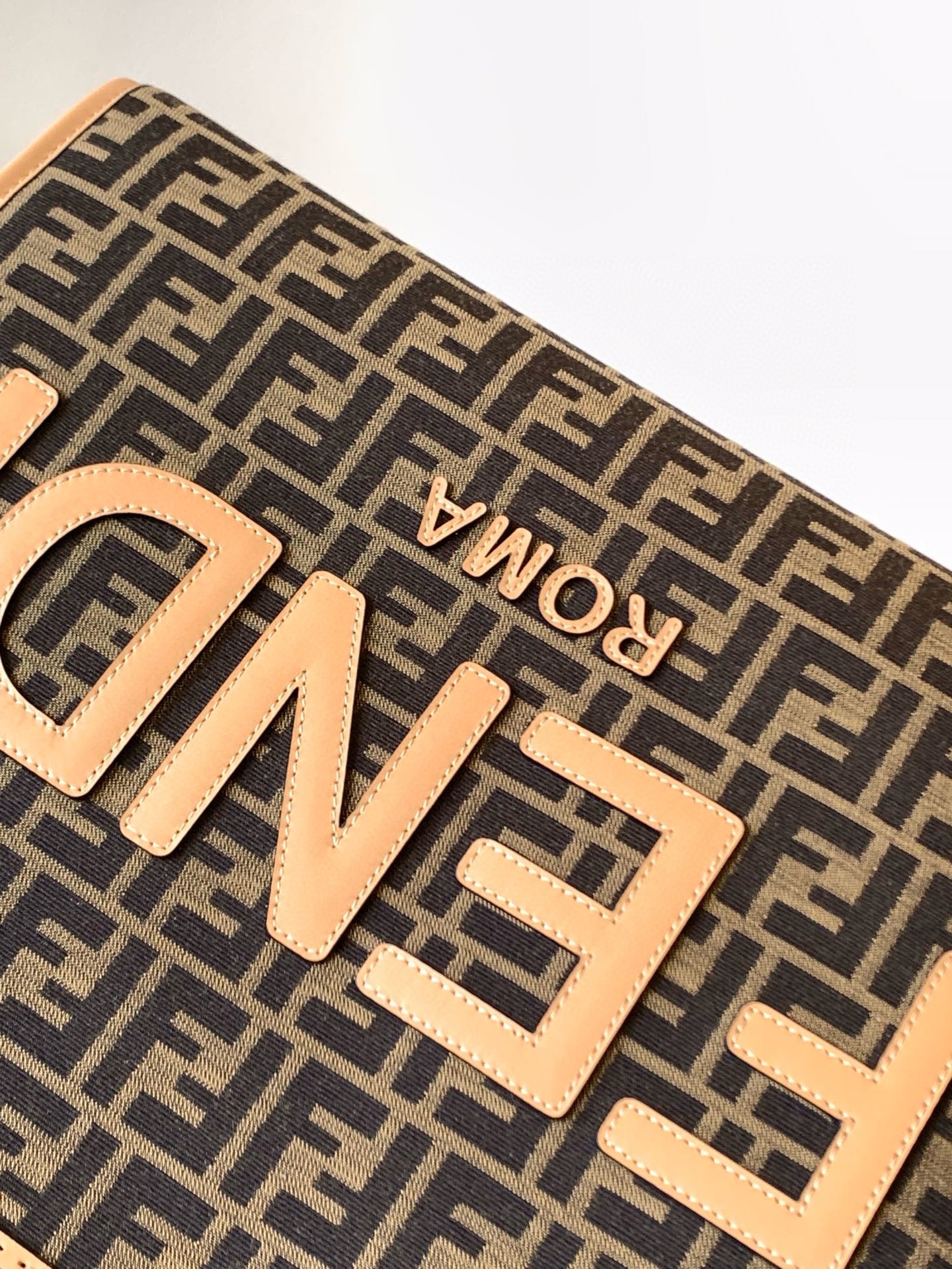 F**di sunshine large tote bag in brown ff jacquard fabric