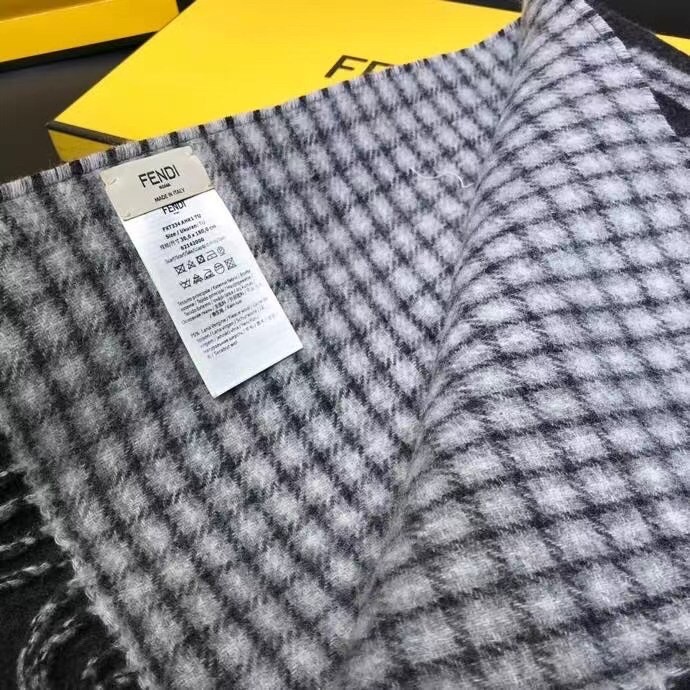 F**di scarf in grey wool and cashmere