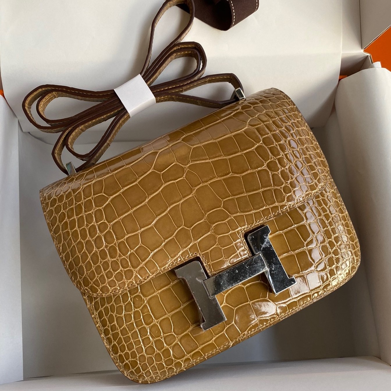 H**mes constance 18 handmade bag in beige shiny alligator leather