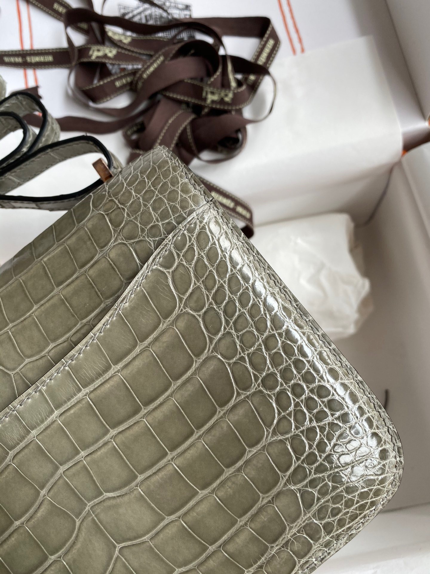H**mes constance 18 handmade bag in grey shiny alligator leather