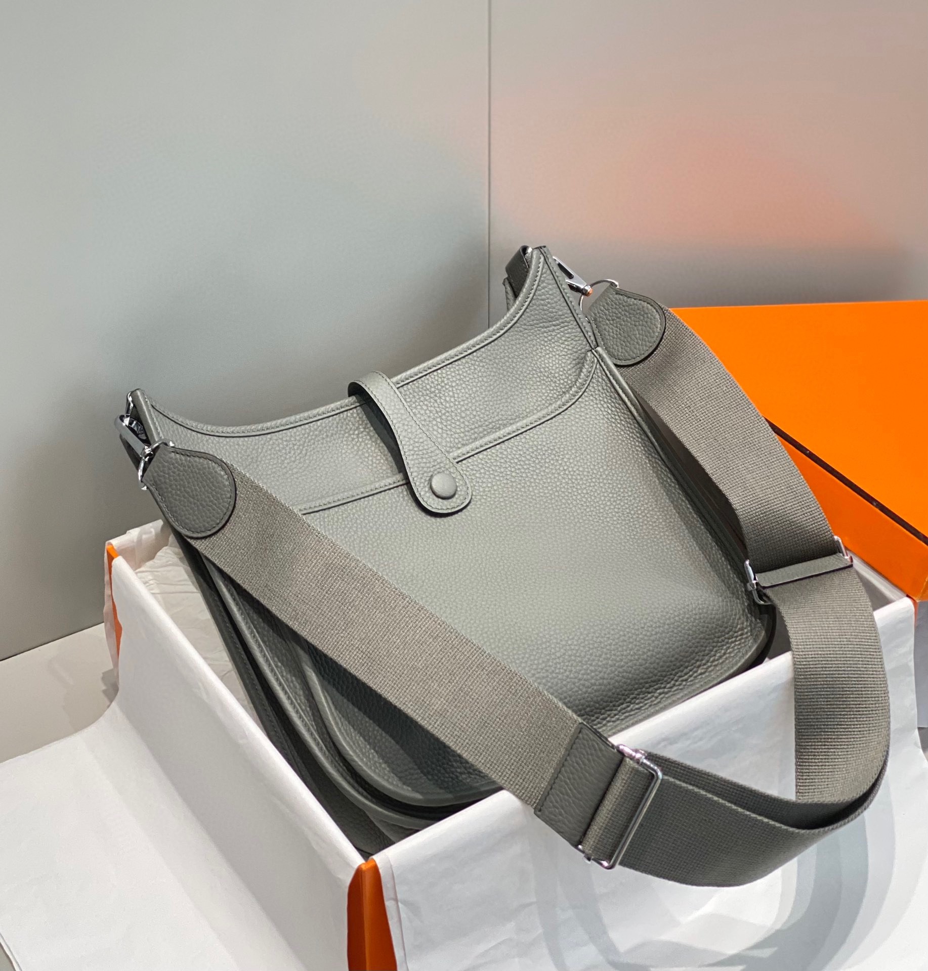 H**mes evelyne iii 29 bag in gris meyer clemence leather