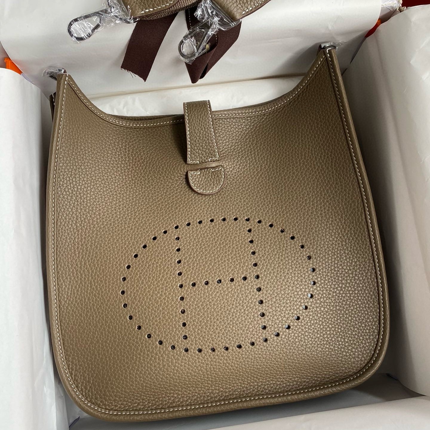 H**mes evelyne iii pm 29 handmade bag in taupe clemence leather