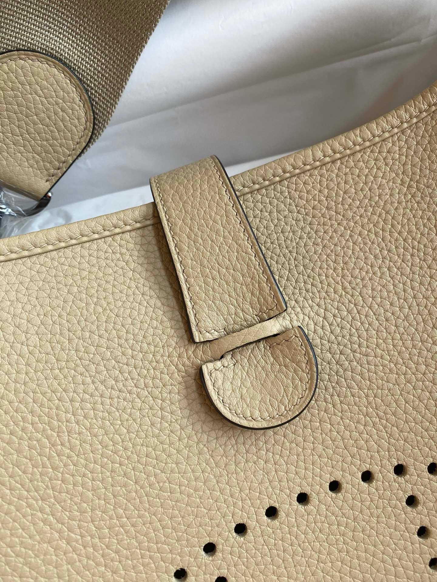 H**mes evelyne iii pm 29 handmade bag in gold clemence leather