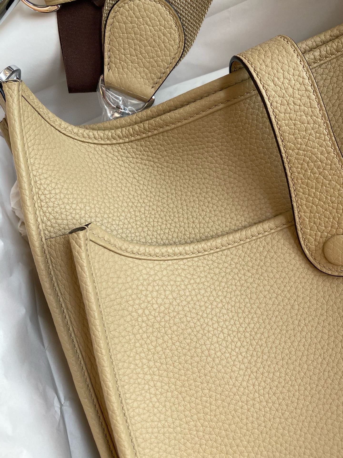 H**mes evelyne iii pm 29 handmade bag in gold clemence leather