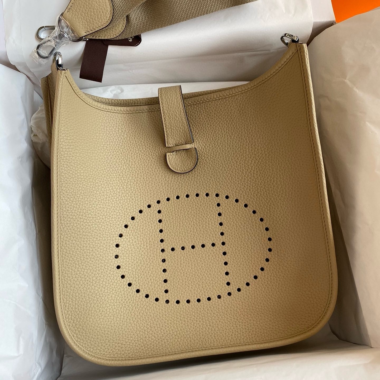 H**mes evelyne iii pm 29 handmade bag in gold clemence leather