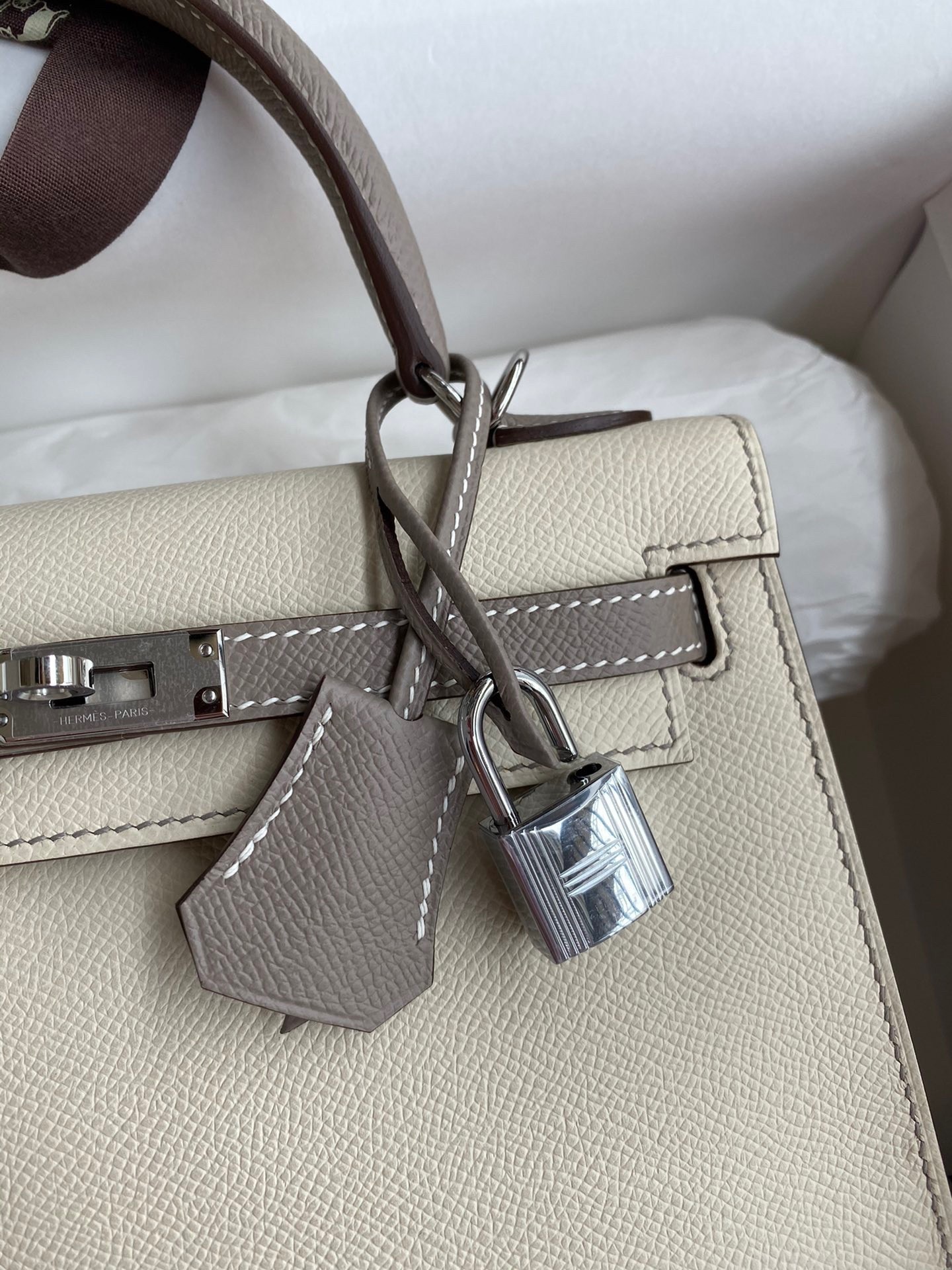 H**mes kelly sellier 25 bicolor bag in craie and gris asphalt epsom calfskin