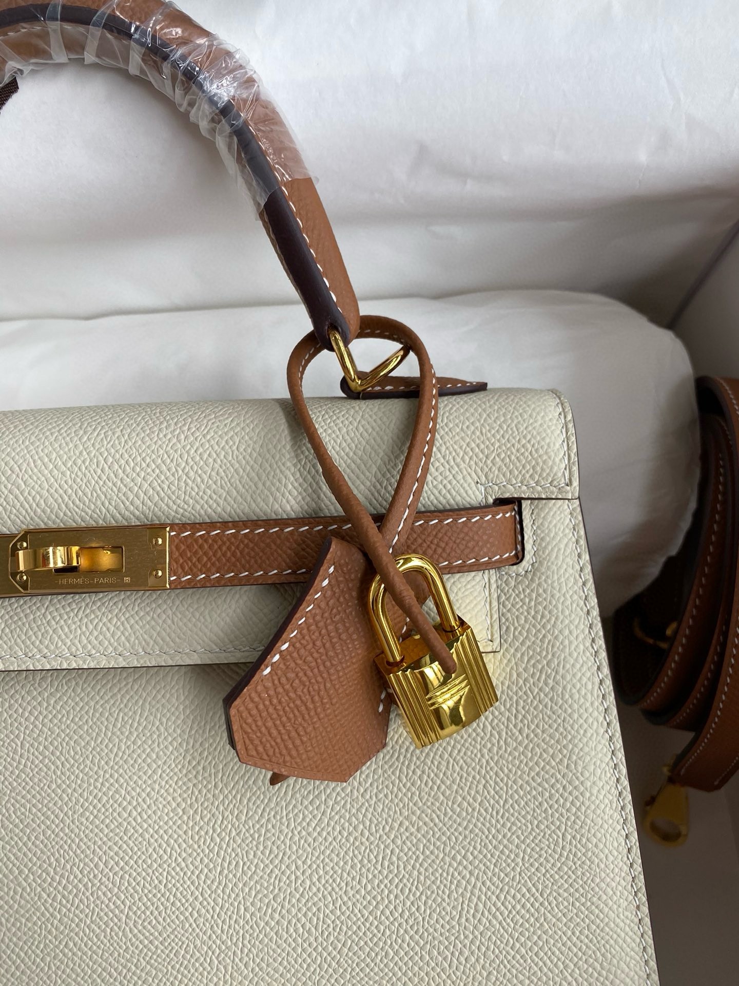 H**mes hss kelly sellier 25 bicolor bag in craie and gold epsom calfskin