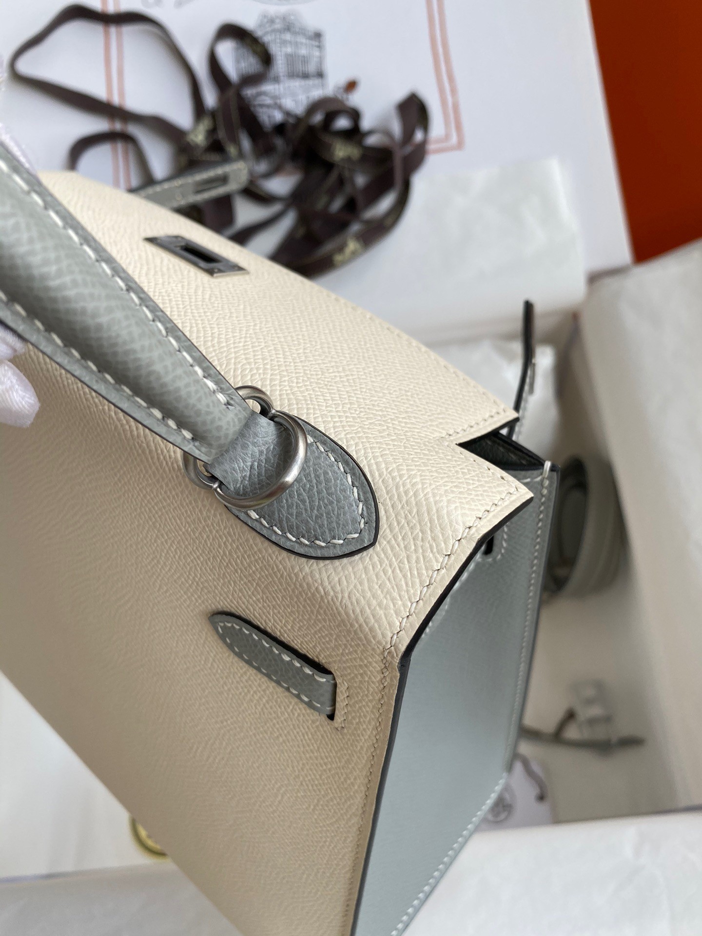 H**mes kelly sellier 25 bicolor bag in craie and gris mouette epsom calfskin