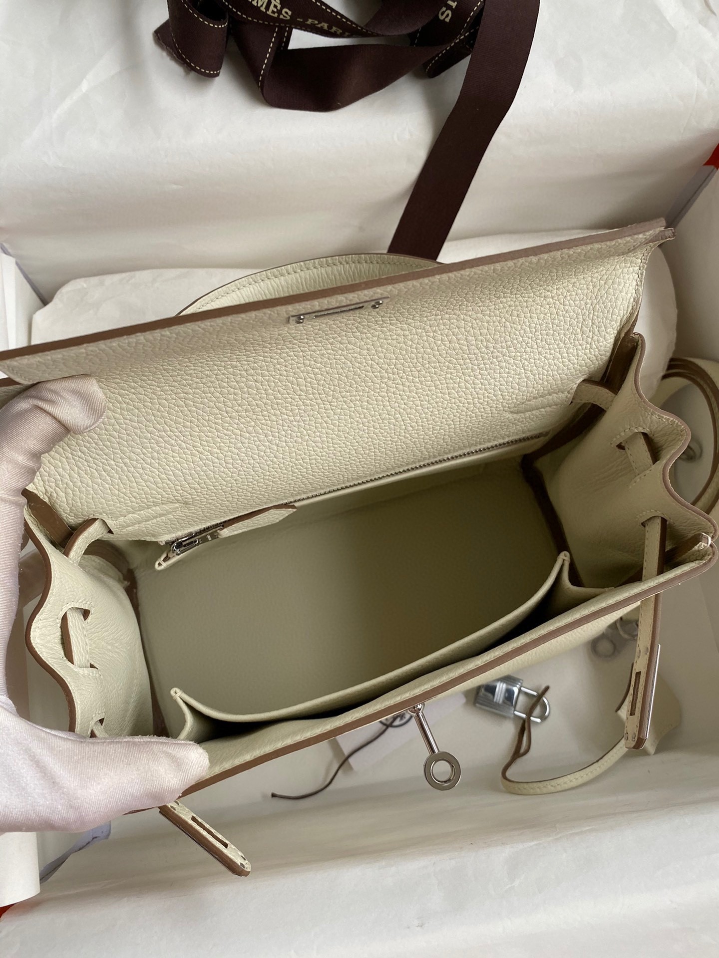 H**mes kelly retourne 25 handmade bag in mushroom clemence leather