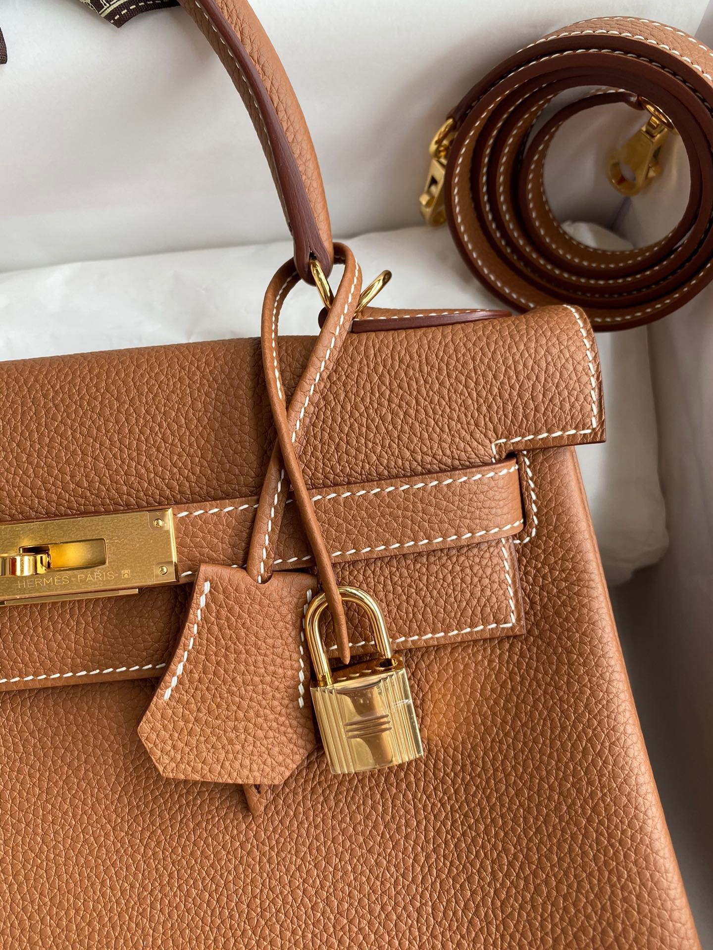 H**mes kelly retourne 28 handmade bag in gold clemence leather