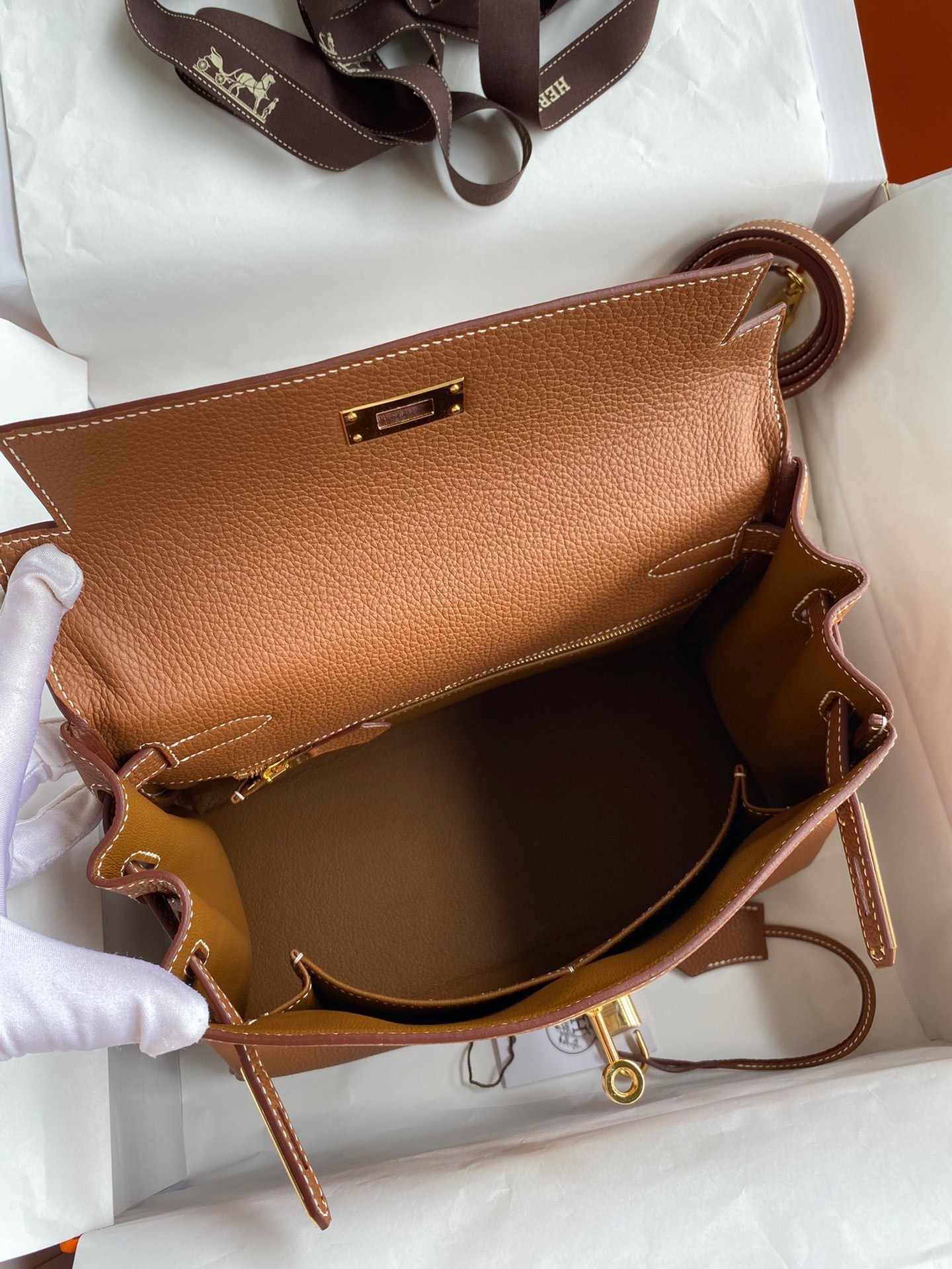 H**mes kelly retourne 28 handmade bag in gold clemence leather