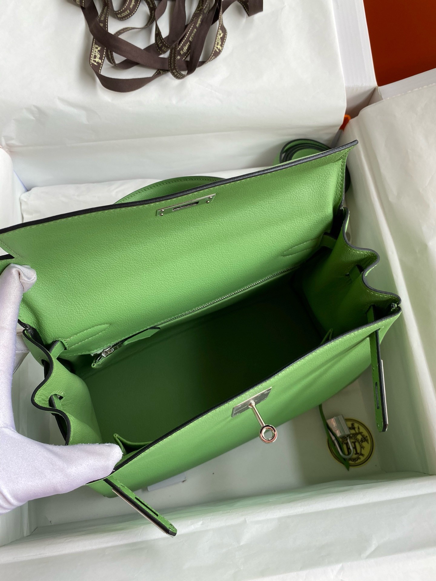 H**mes kelly retourne 28 handmade bag in vert criquet evercolor calfskin