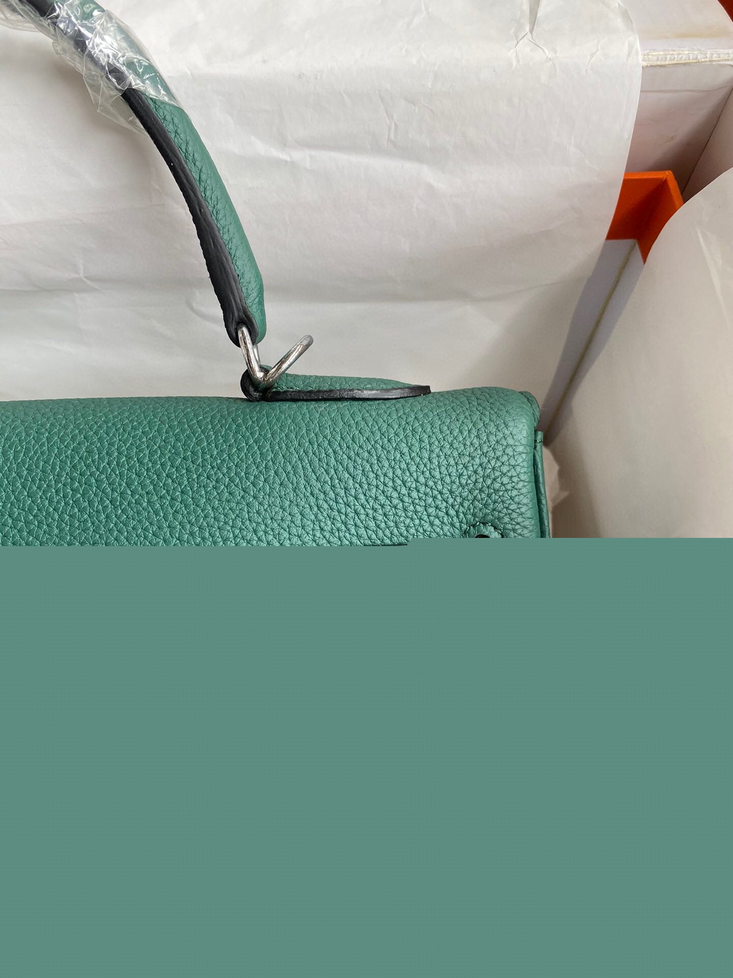 H**mes kelly retourne 32 handmade bag in malachite clemence leather