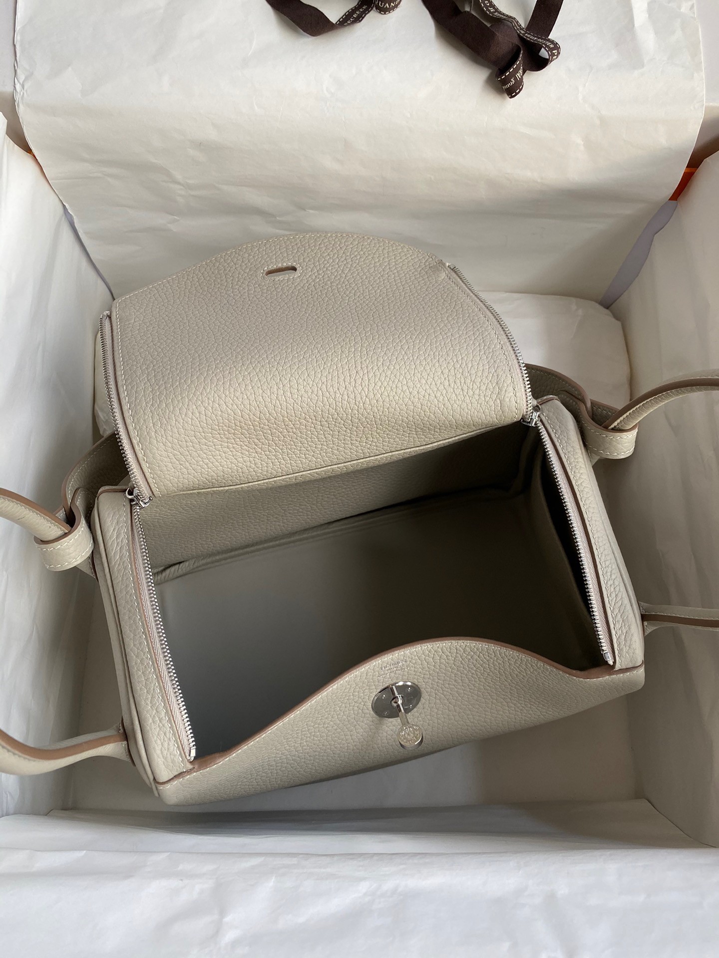H**mes lindy 26 handmade bag in beton clemence leather