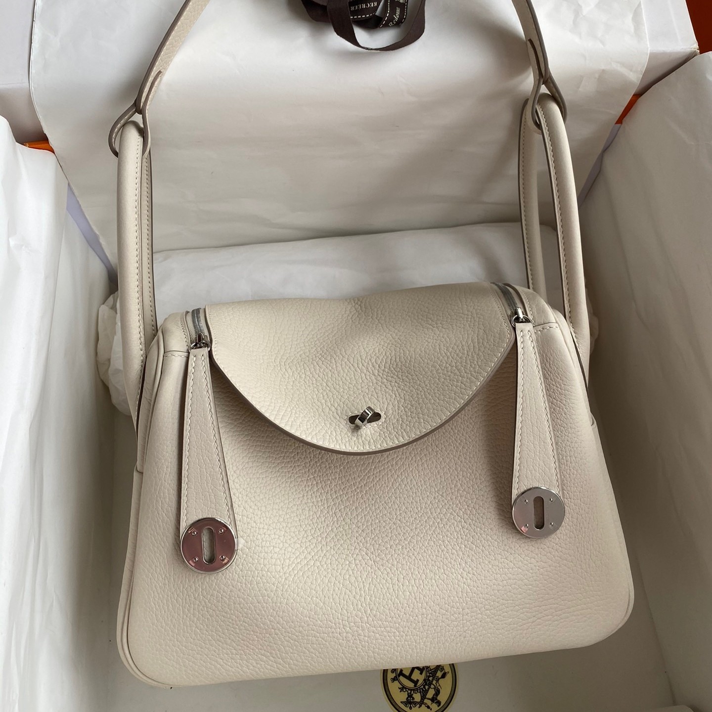 H**mes lindy 26 handmade bag in craie clemence leather