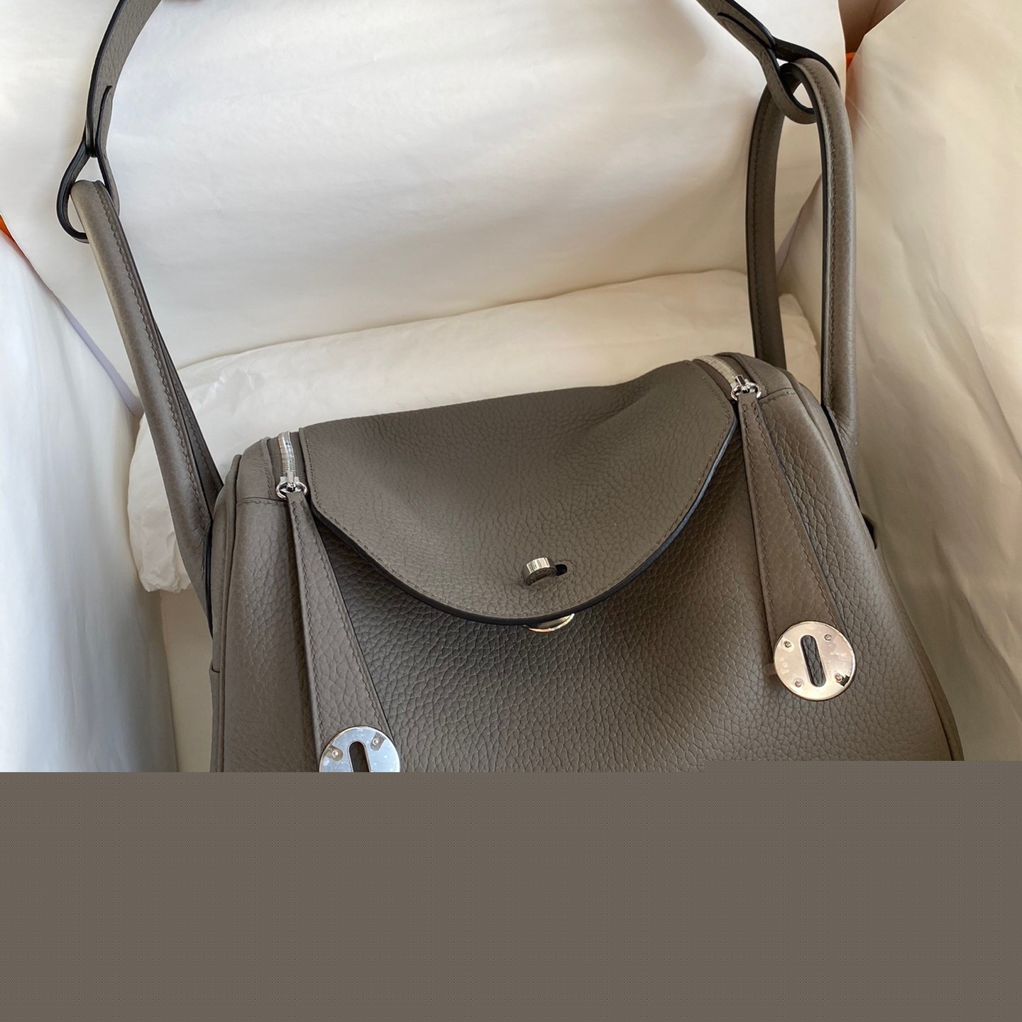 H**mes lindy 26 handmade bag in etain clemence leather