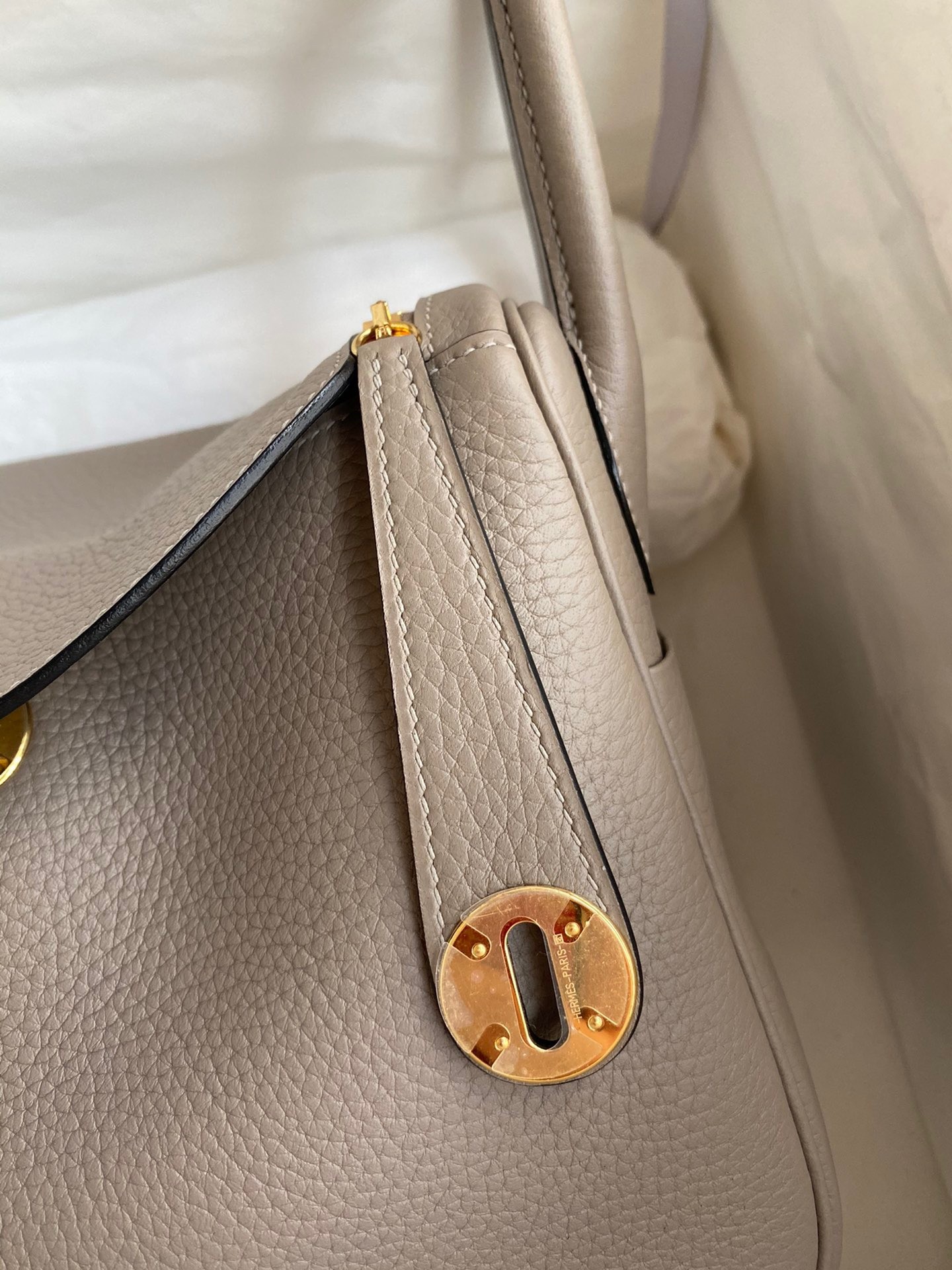 H**mes lindy 26 handmade bag in gris asphalt clemence leather