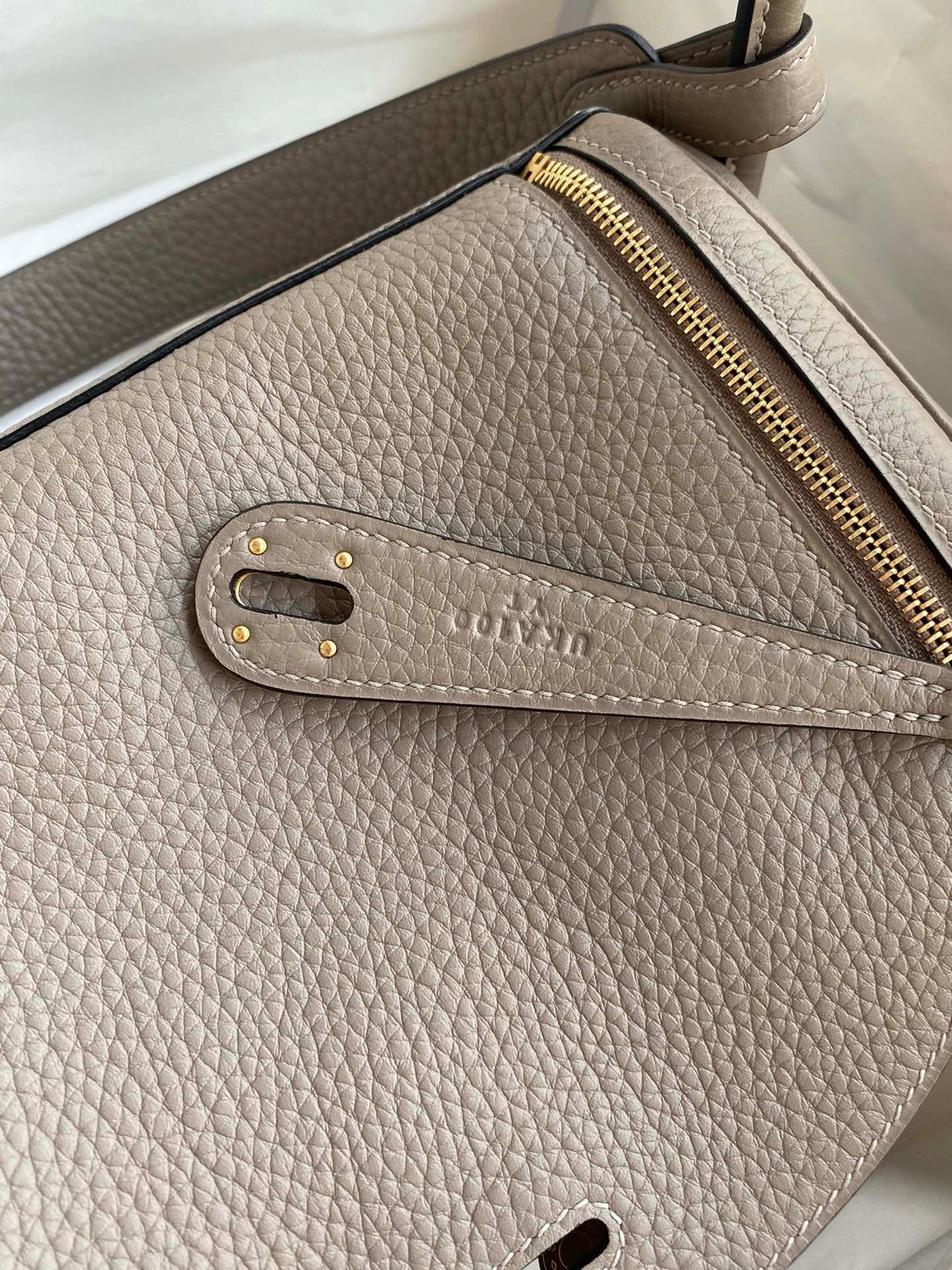 H**mes lindy 26 handmade bag in gris asphalt clemence leather