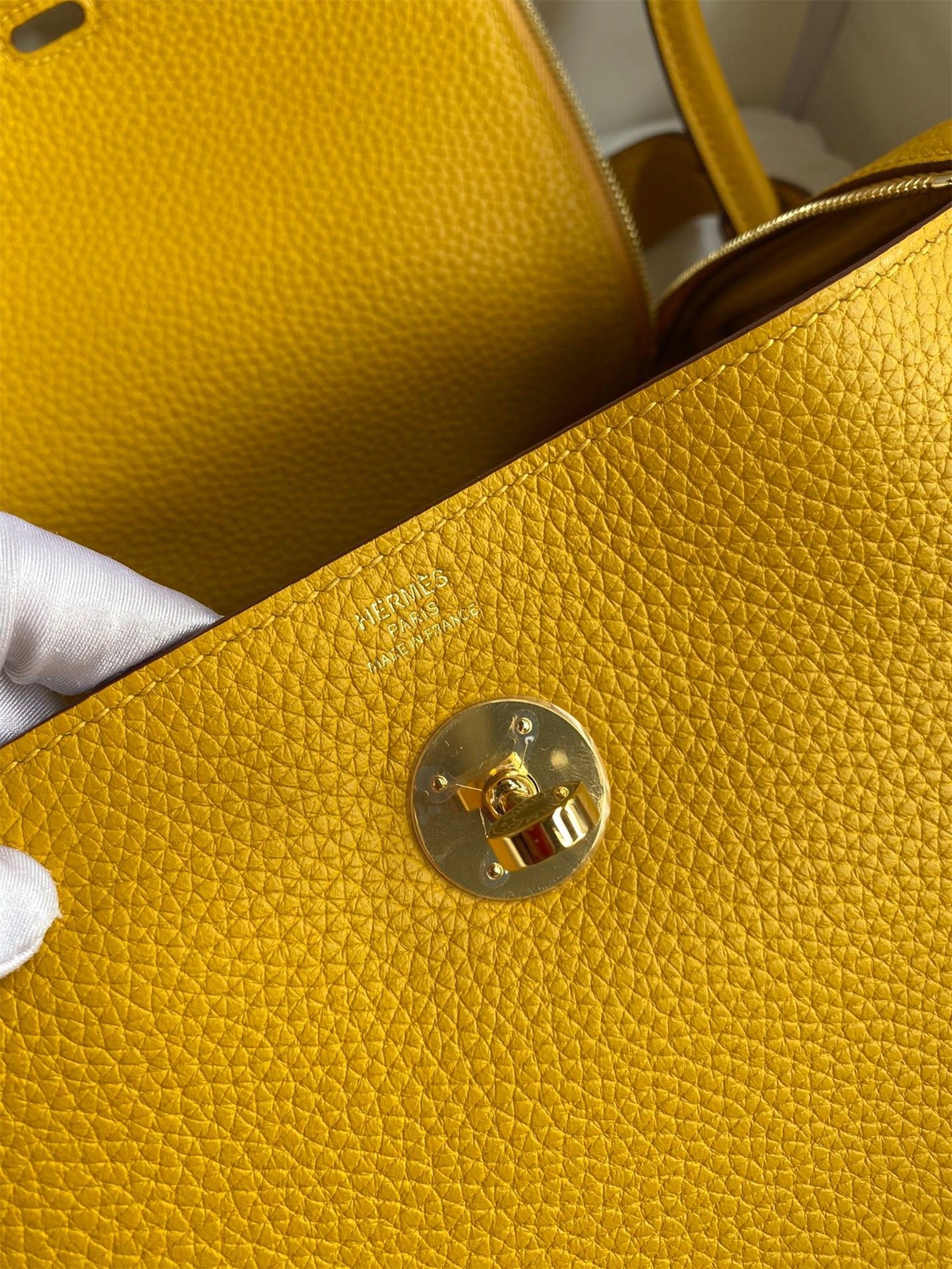 H**mes lindy 26 handmade bag in jaune ambre clemence leather