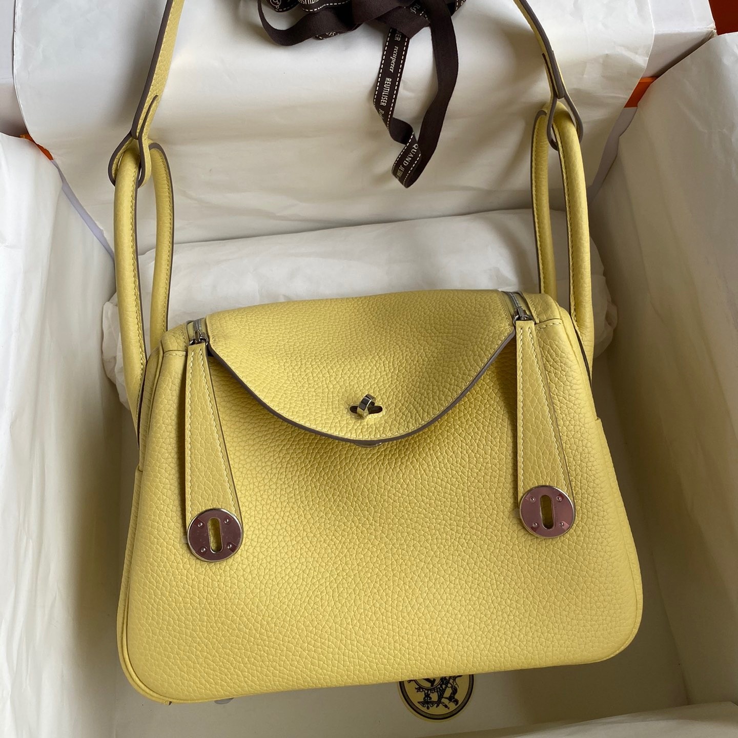 H**mes lindy 26 handmade bag in jaune poussin clemence leather