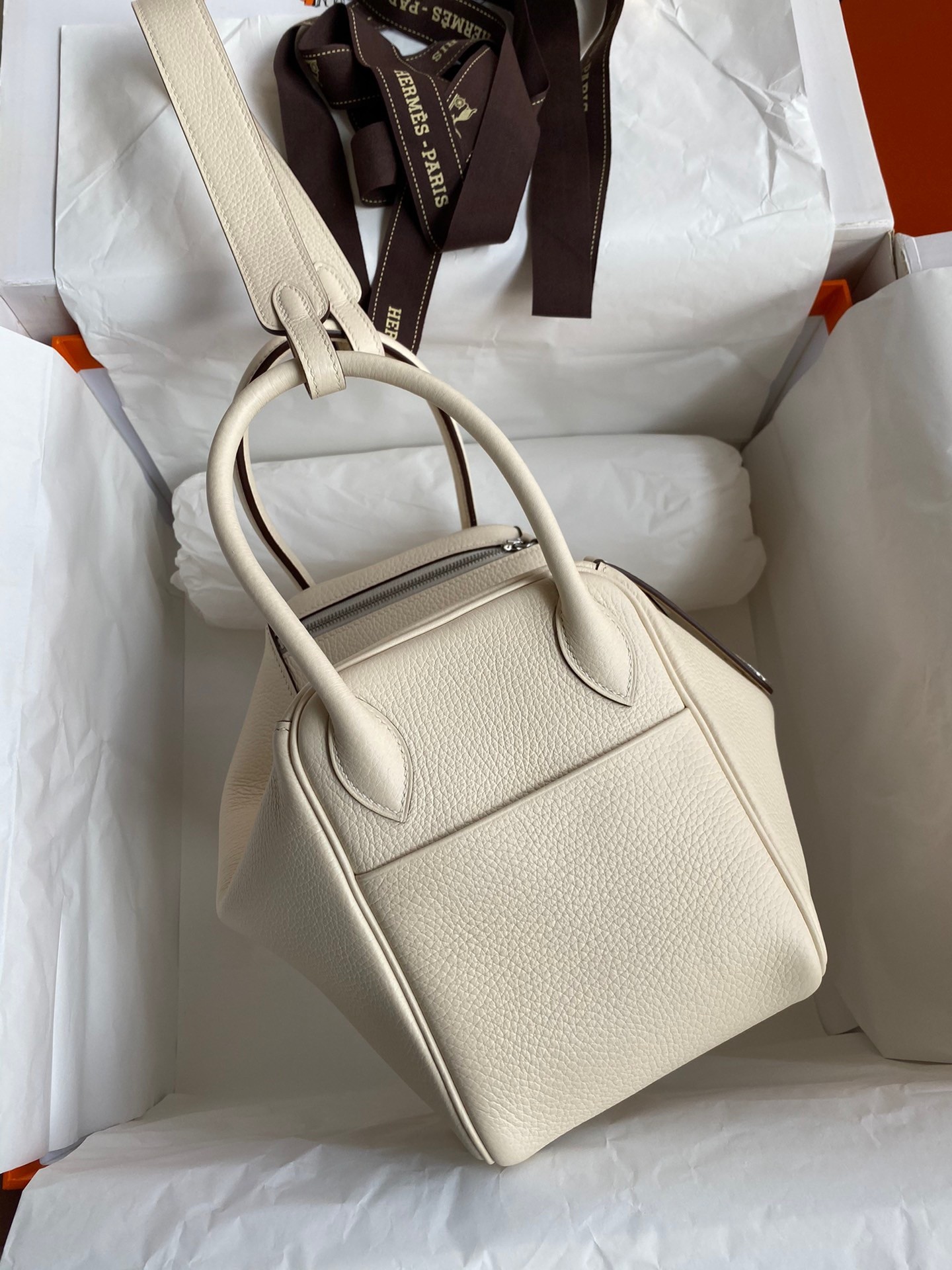 H**mes lindy 26 handmade bag in nata clemence leather