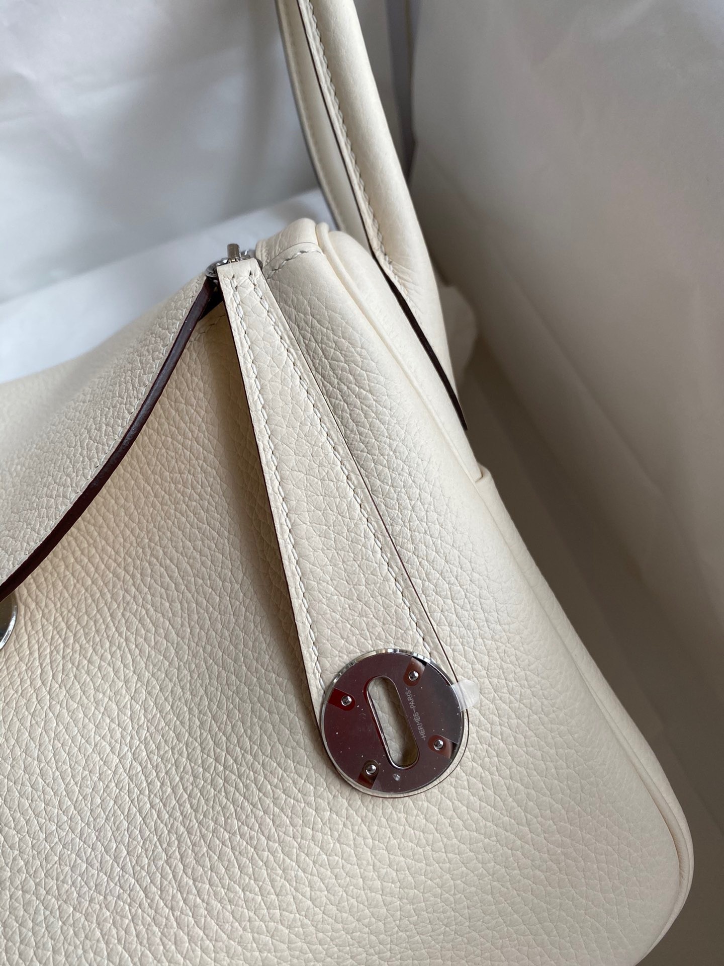 H**mes lindy 26 handmade bag in nata clemence leather