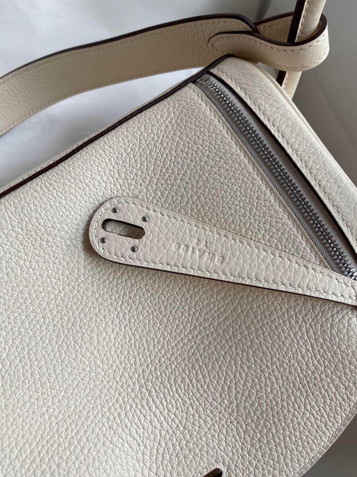 H**mes lindy 26 handmade bag in nata clemence leather