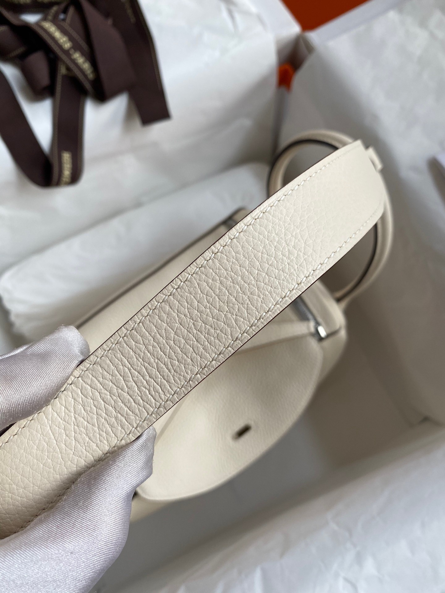 H**mes lindy 26 handmade bag in nata clemence leather