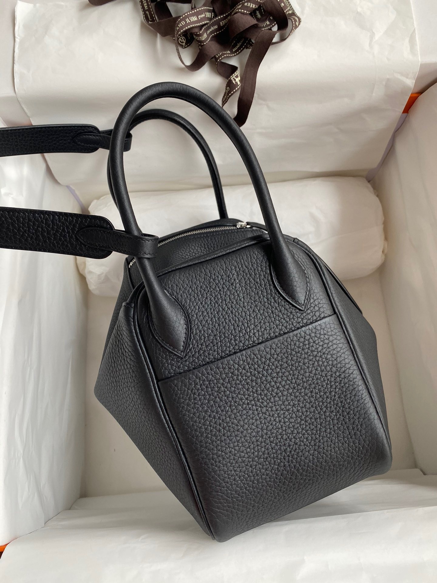H**mes lindy 26 handmade bag in black clemence leather