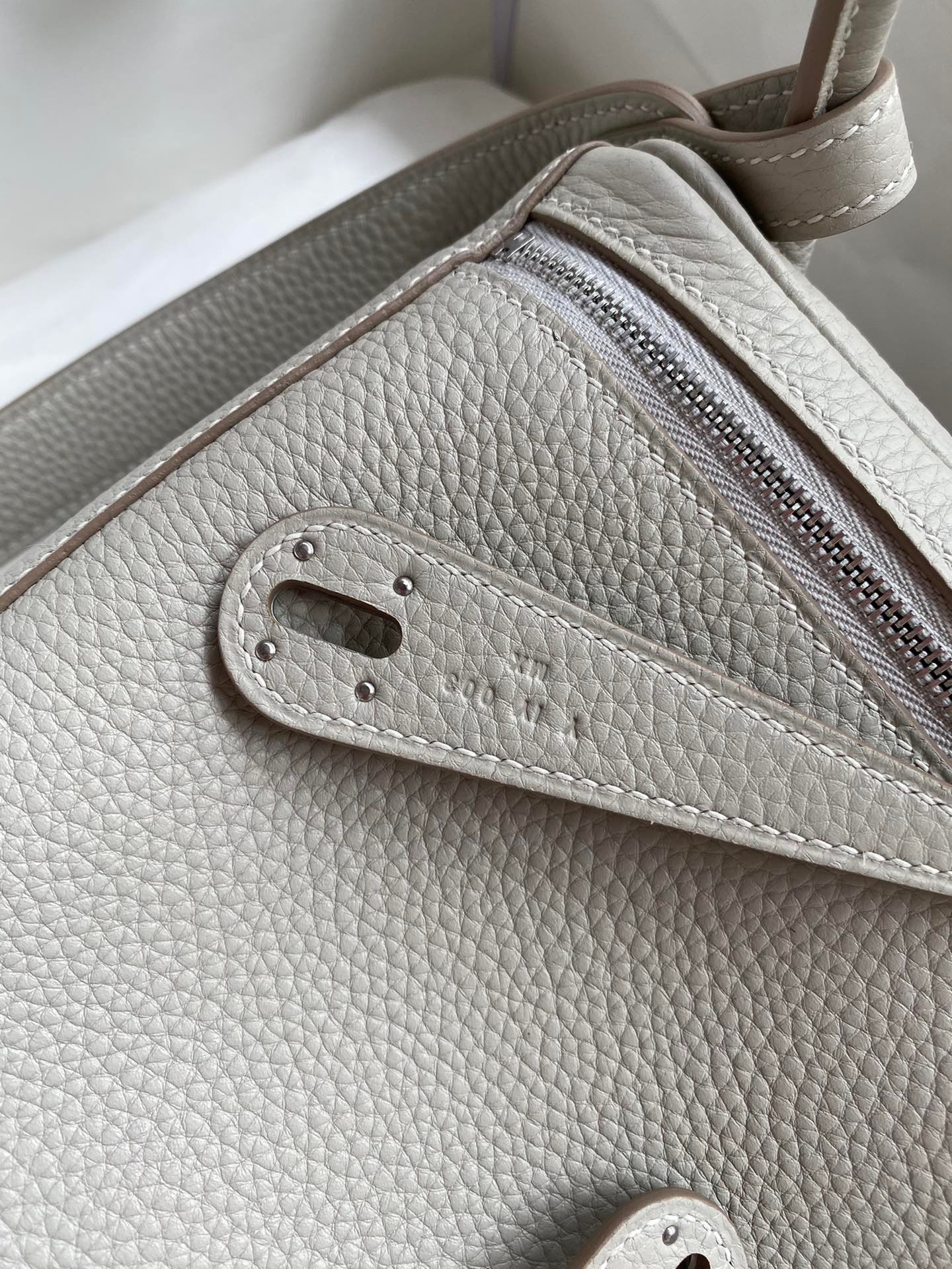 H**mes lindy 26 handmade bag in pearl grey clemence leather