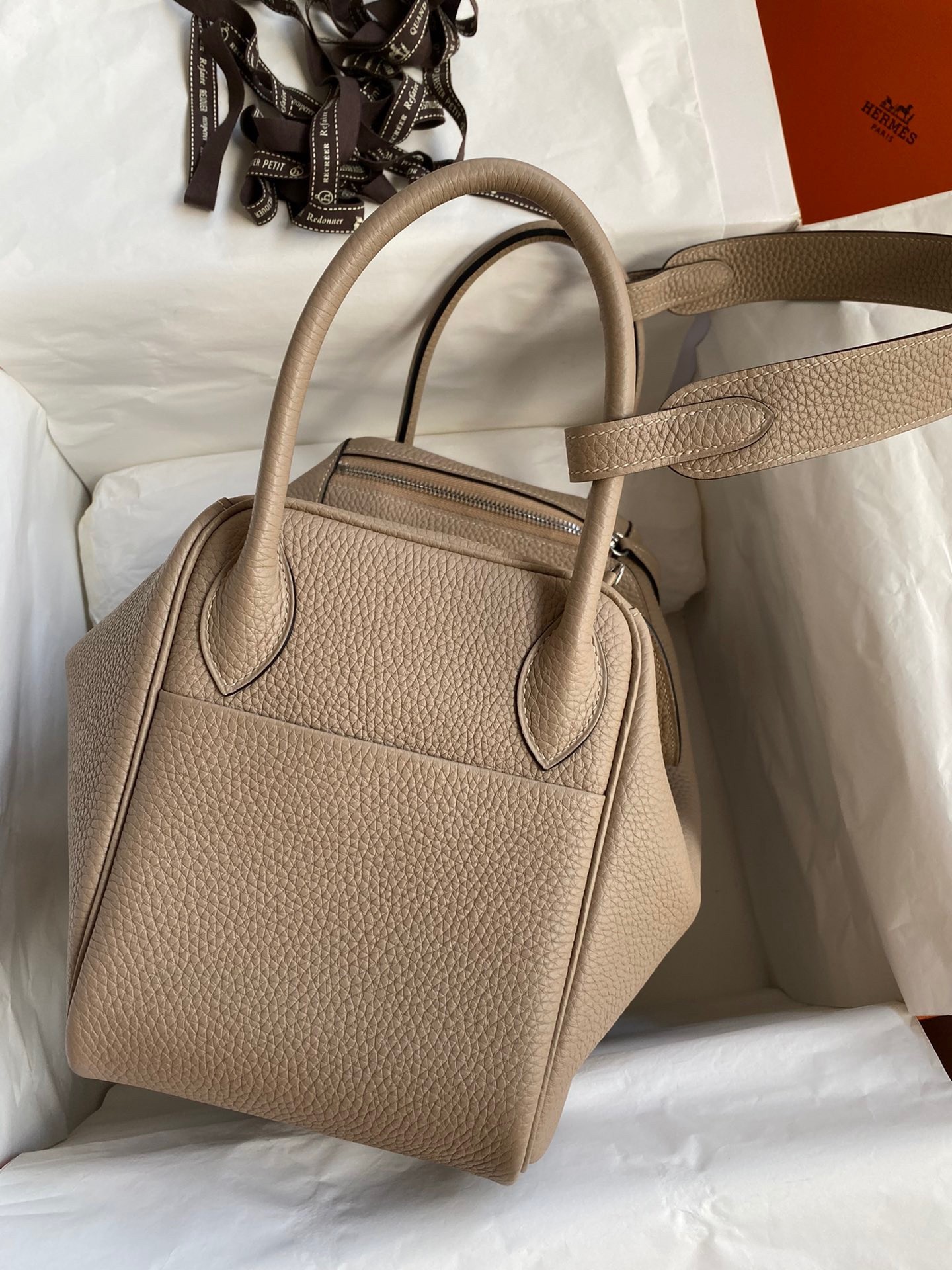 H**mes lindy 30 handmade bag in tourterelle clemence leather