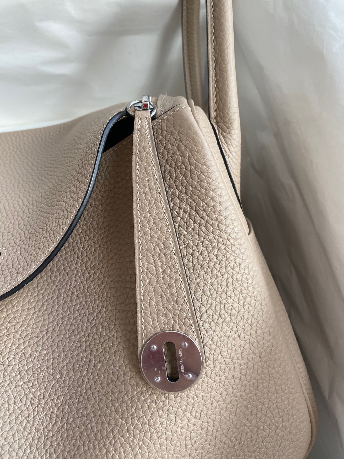H**mes lindy 30 handmade bag in tourterelle clemence leather
