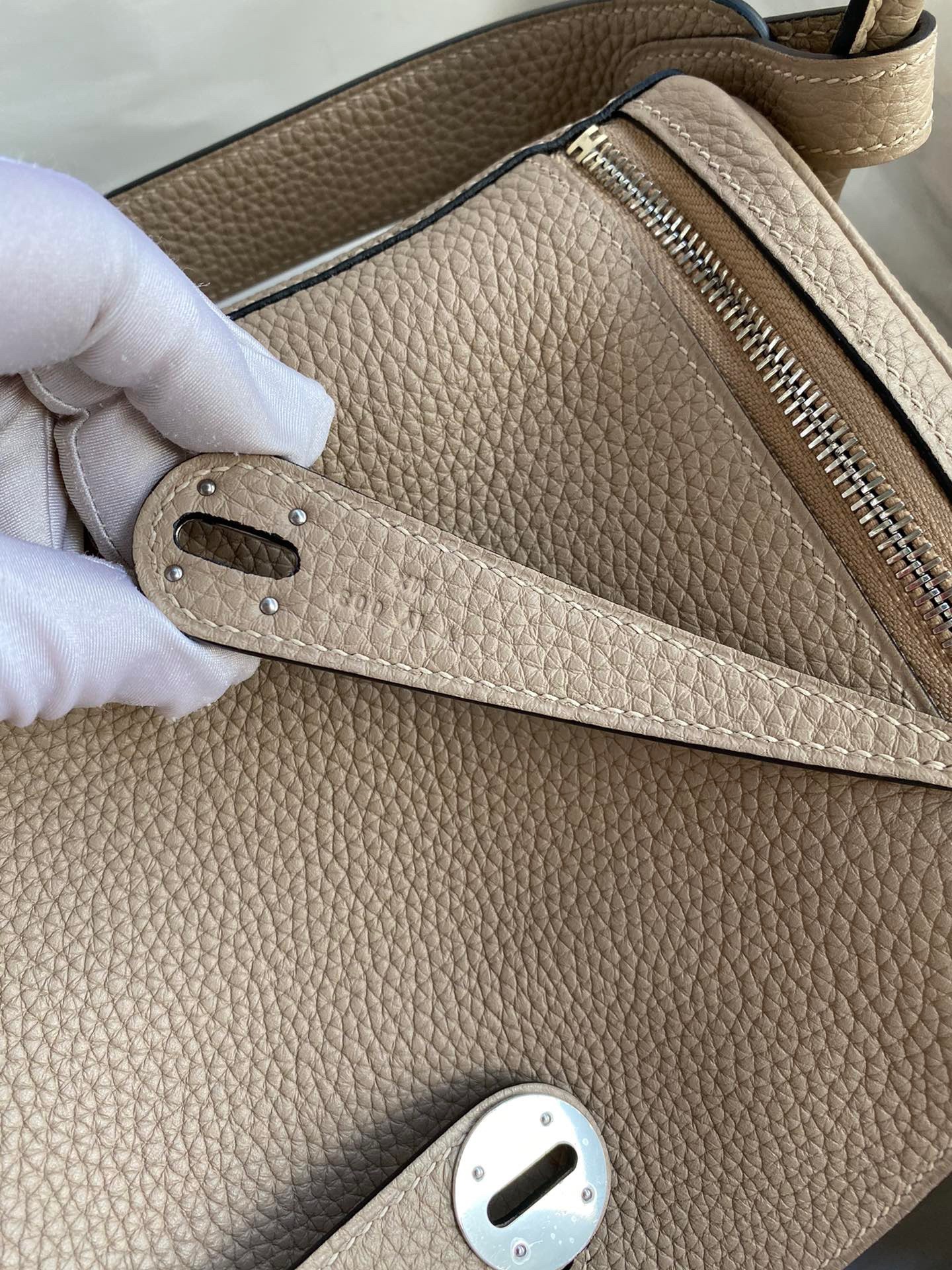 H**mes lindy 30 handmade bag in tourterelle clemence leather