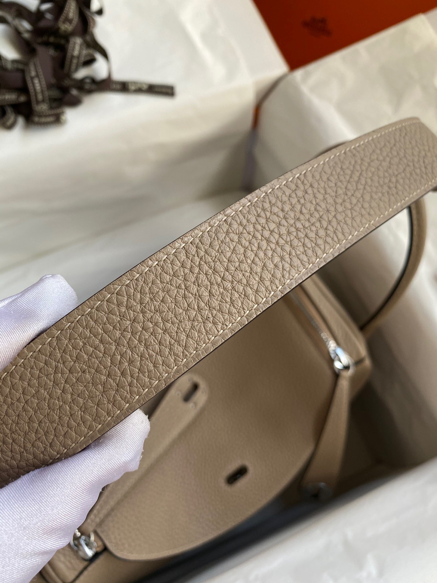 H**mes lindy 30 handmade bag in tourterelle clemence leather