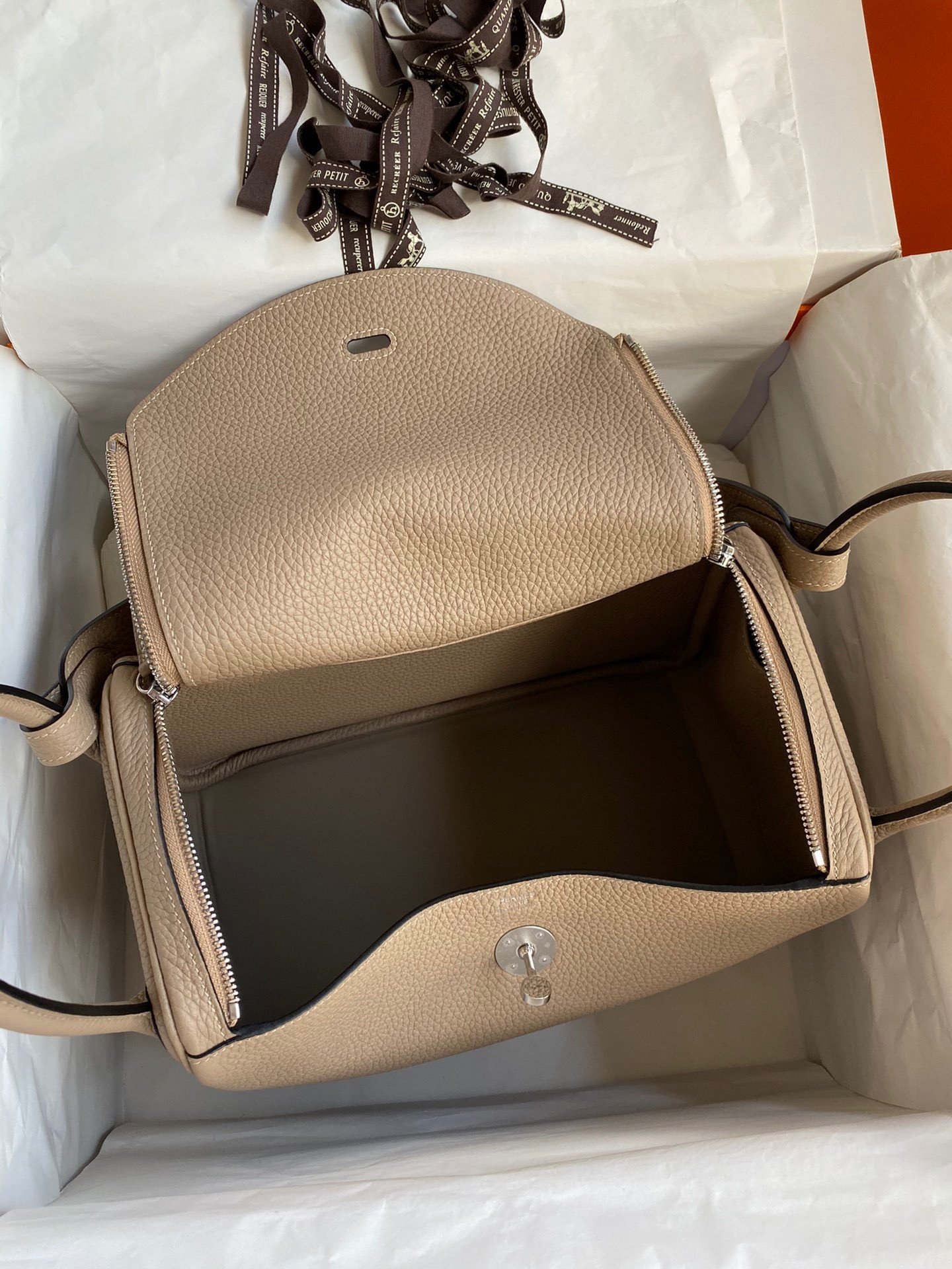 H**mes lindy 30 handmade bag in tourterelle clemence leather