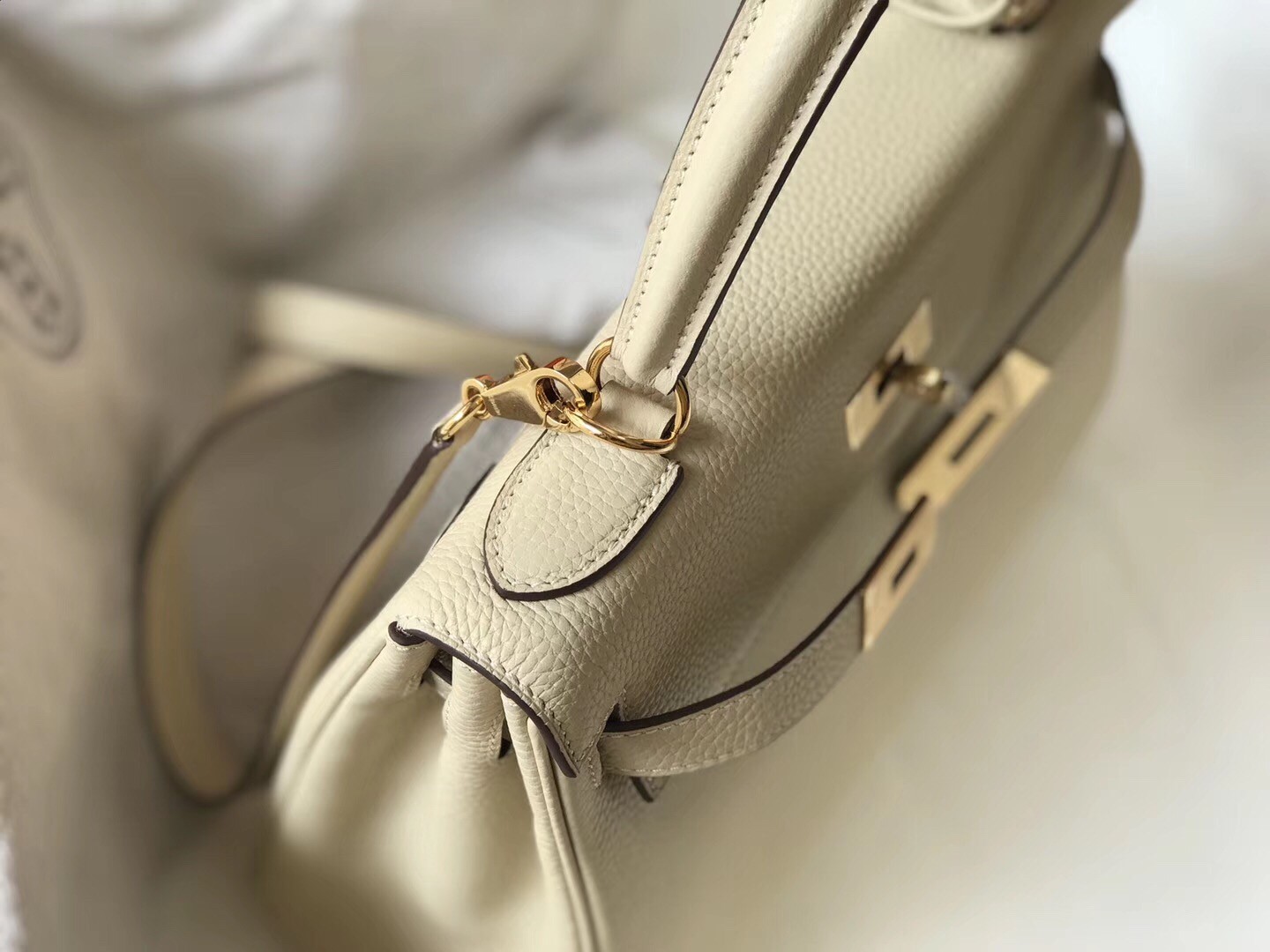 H**mes kelly 28cm retourne bag in beton clemence leather