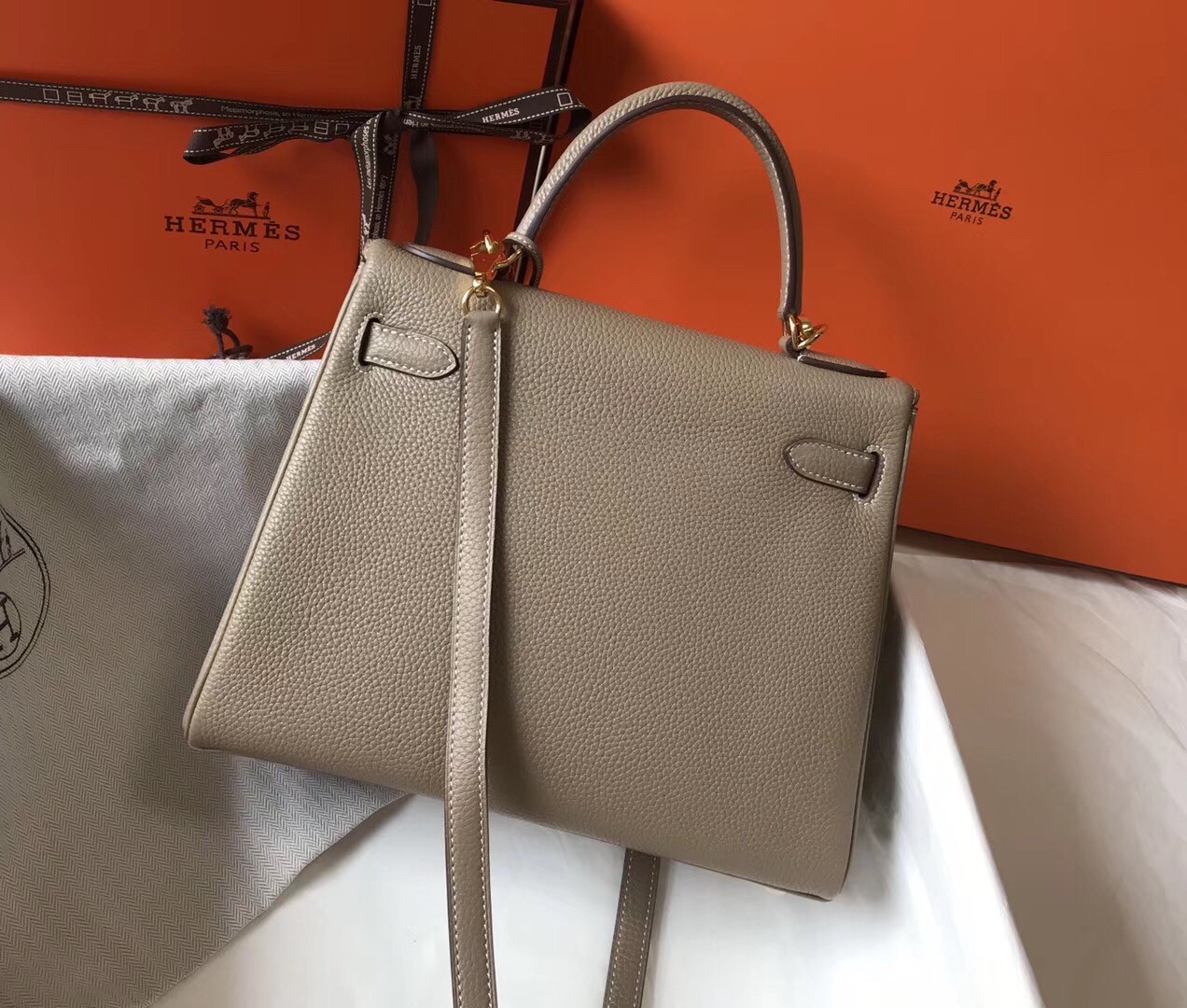 H**mes kelly 28cm retourne bag in tourterelle clemence leather
