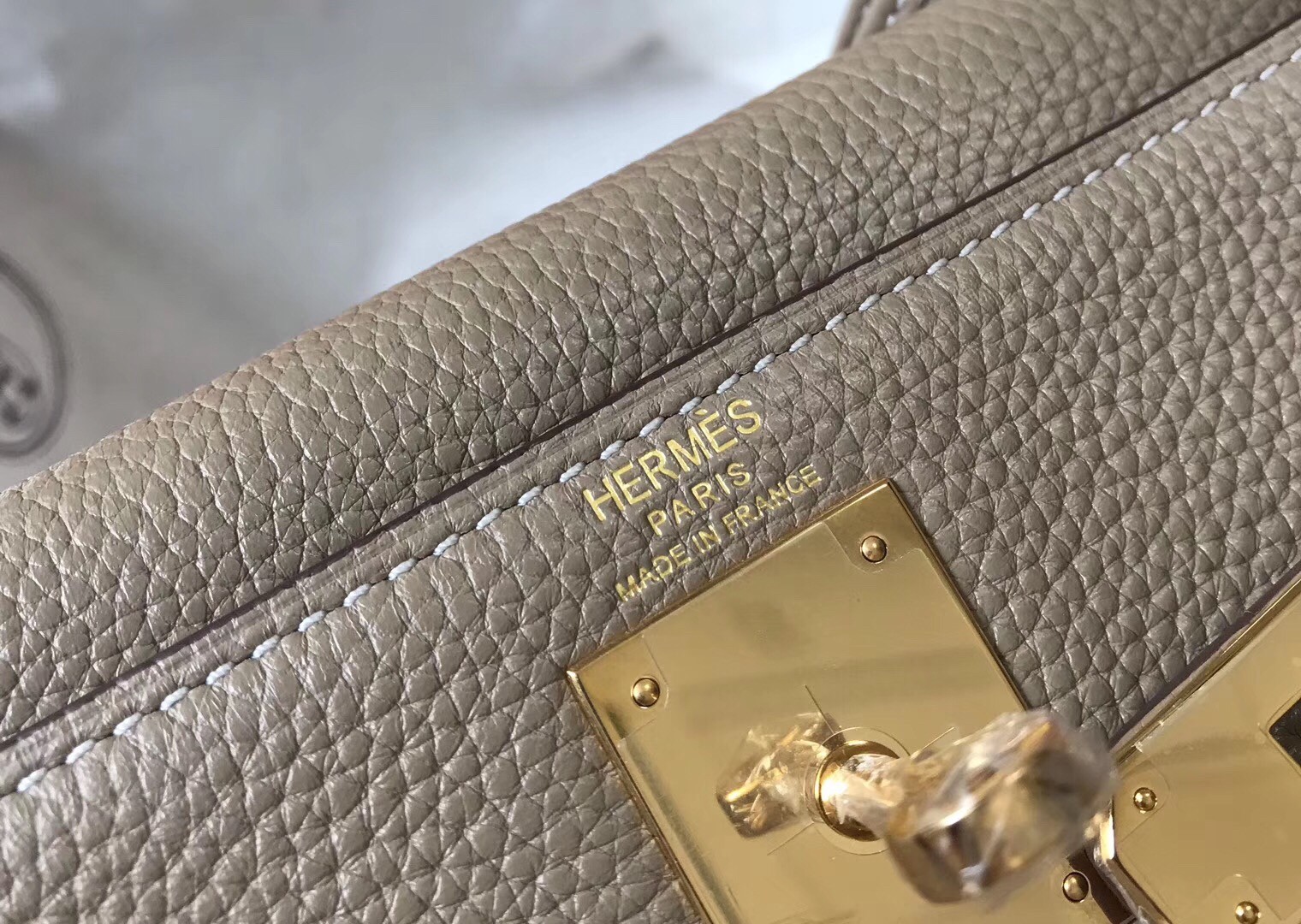 H**mes kelly 28cm retourne bag in tourterelle clemence leather