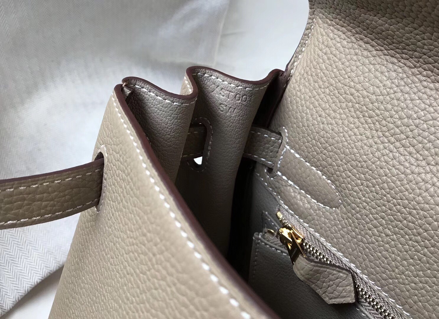 H**mes kelly 28cm retourne bag in tourterelle clemence leather
