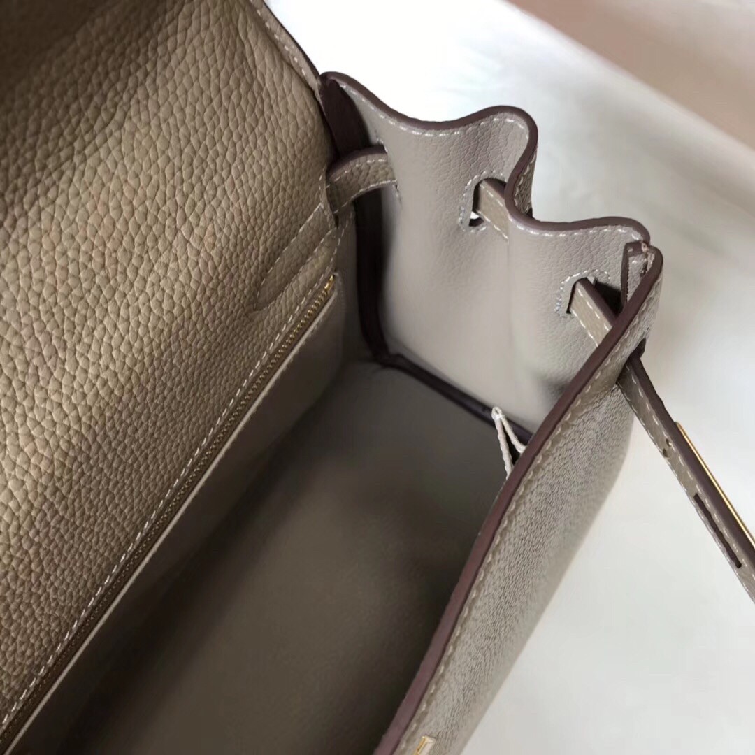 H**mes kelly 28cm retourne bag in tourterelle clemence leather