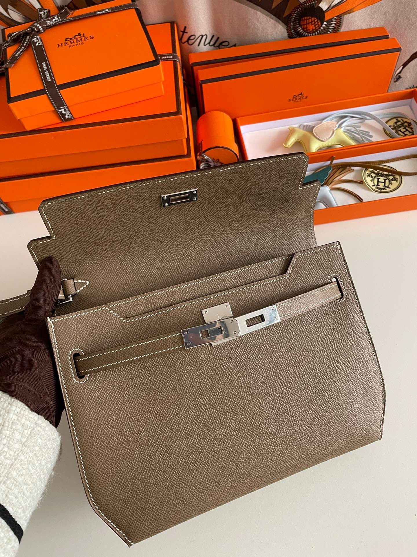 H**mes kelly depeches 25 pouch in taupe epsom calfskin