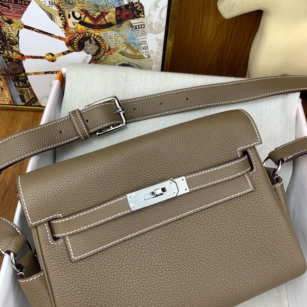 H**mes kelly messenger bag in taupe clemence leather