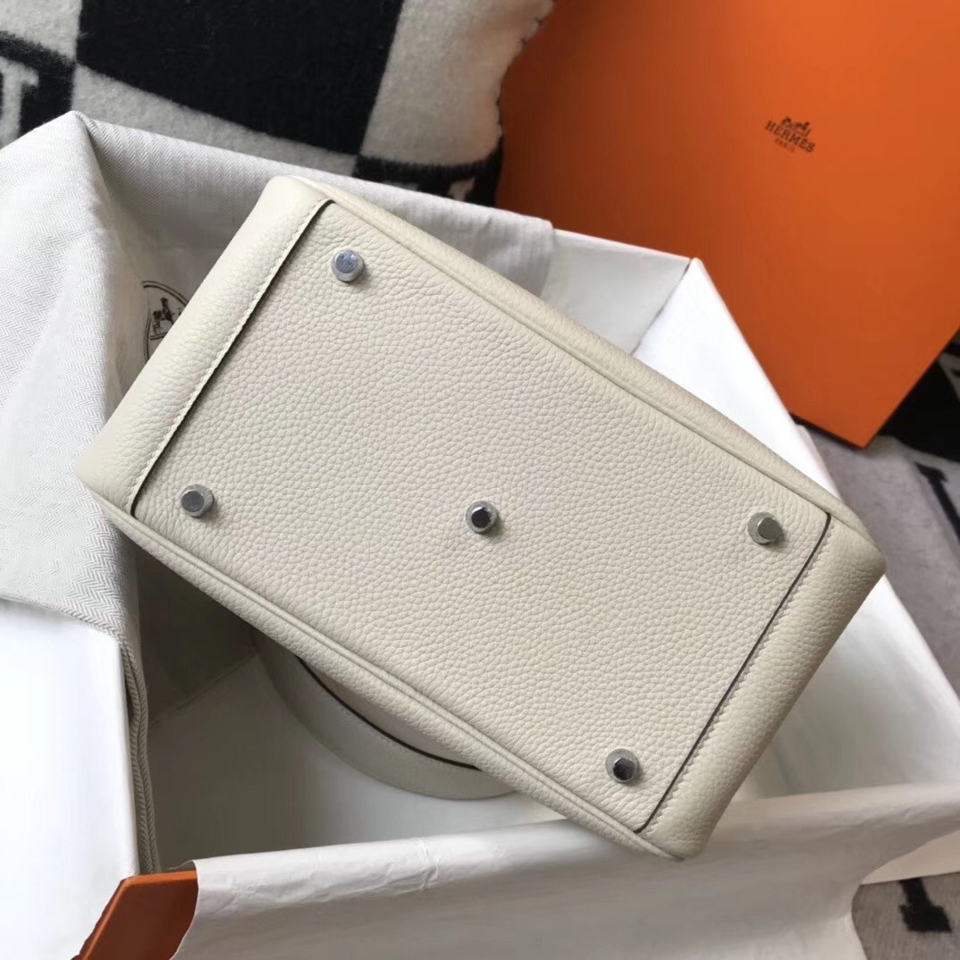 H**mes lindy 26cm bag in white clemence with phw