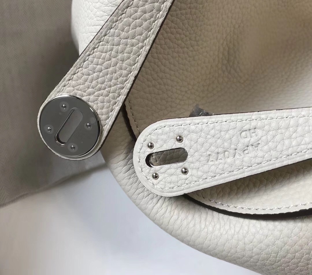 H**mes lindy 26cm bag in white clemence with phw