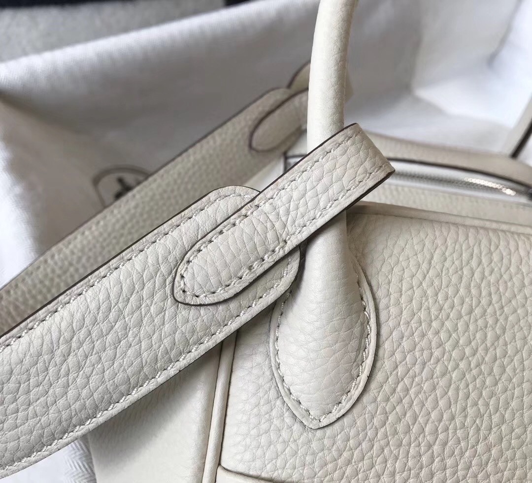 H**mes lindy 26cm bag in white clemence with phw