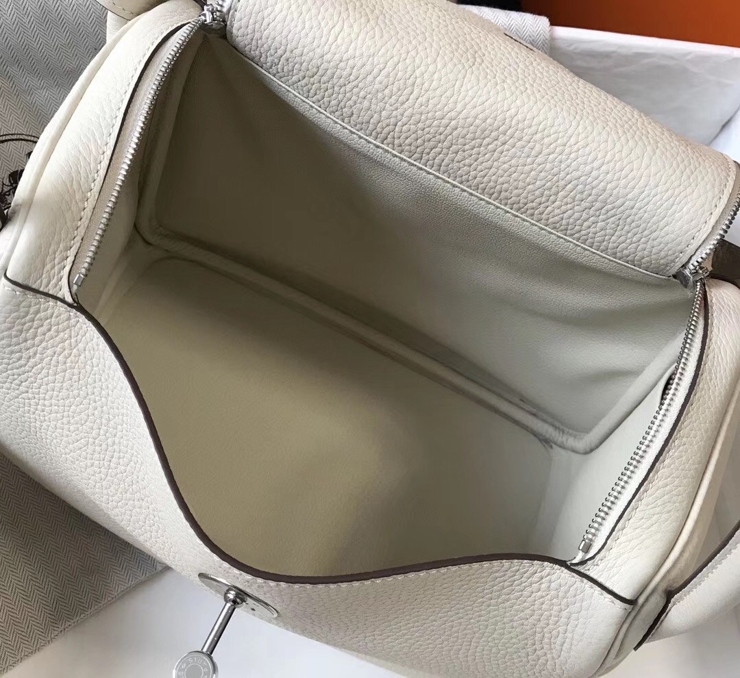 H**mes lindy 26cm bag in white clemence with phw